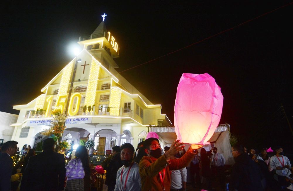 Paper lanterns being released at the fireworks display ceremony of the concluding session of the Sesquicentenary celebration. (Photo Courtsey Caisü Mao)
